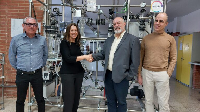 Jordi Torres_Maria Cinta Perolada_Narcis Alemena_Oriol Vernet Covestro refuerza su compromiso con la educación mediante la donación de material de robótica al Institut Comte de Rius de Tarragona